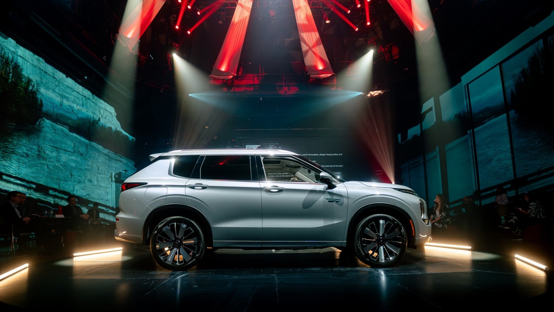 Mitsubishi làm mới Outlander PHEV 2026 tập trung pin và trải nghiệm người dùng