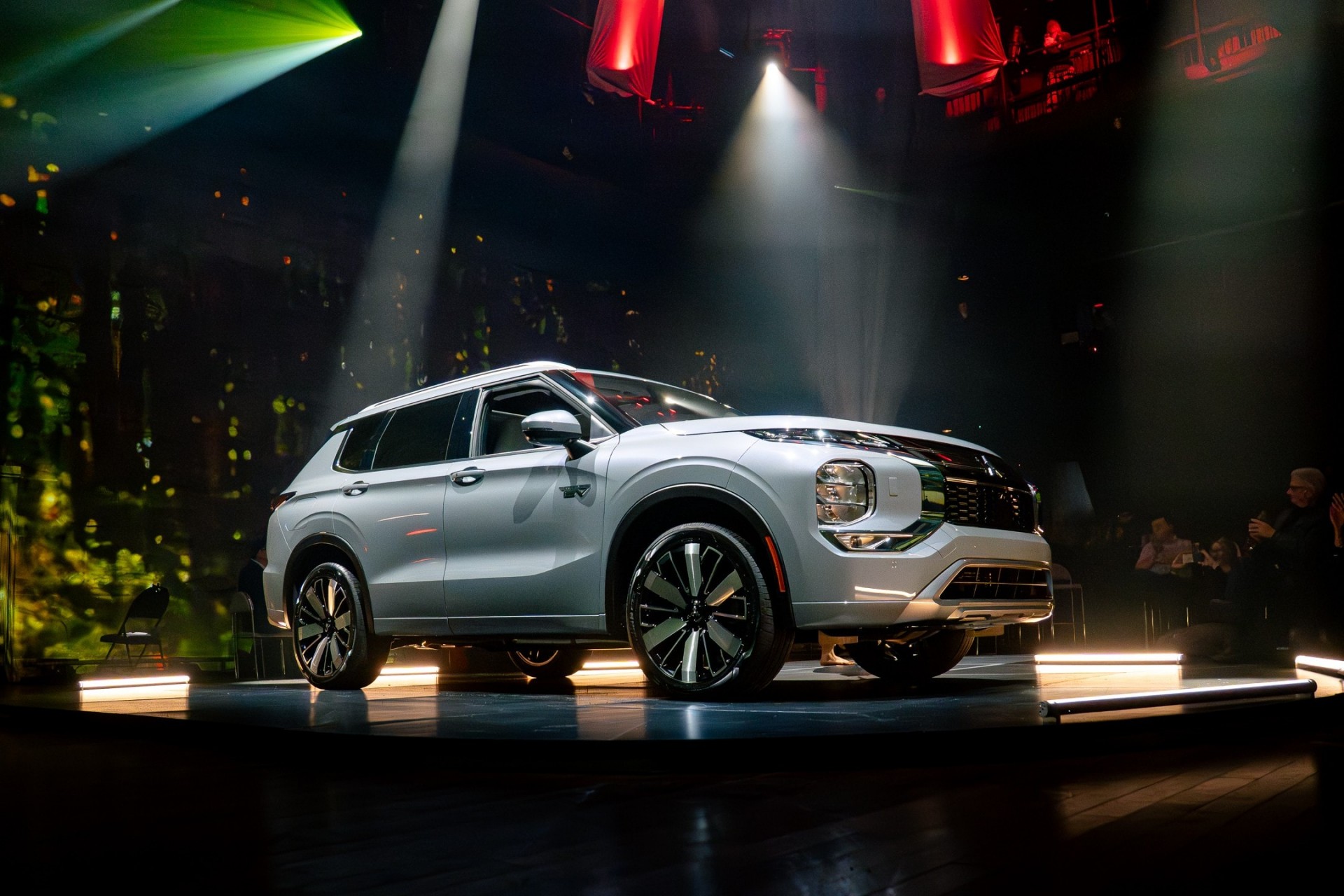 Mitsubishi làm mới Outlander PHEV 2026 tập trung pin và trải nghiệm người dùng