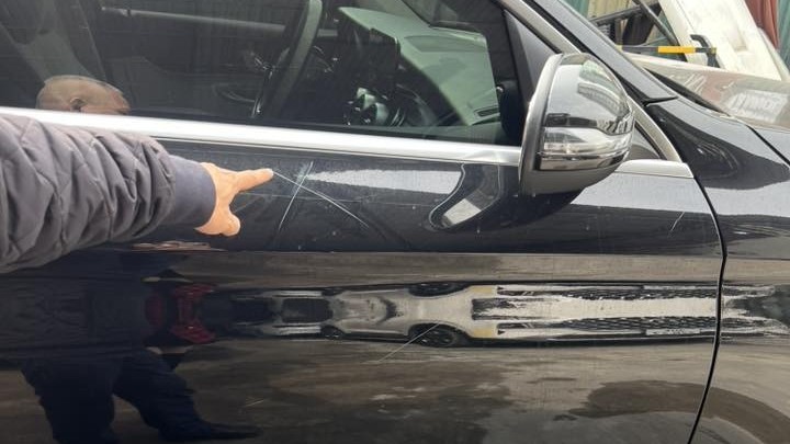 Đỗ xe bên đường bị vật nhọn cào xước, người phụ nữ phản ánh thì nhận được sự thách thức