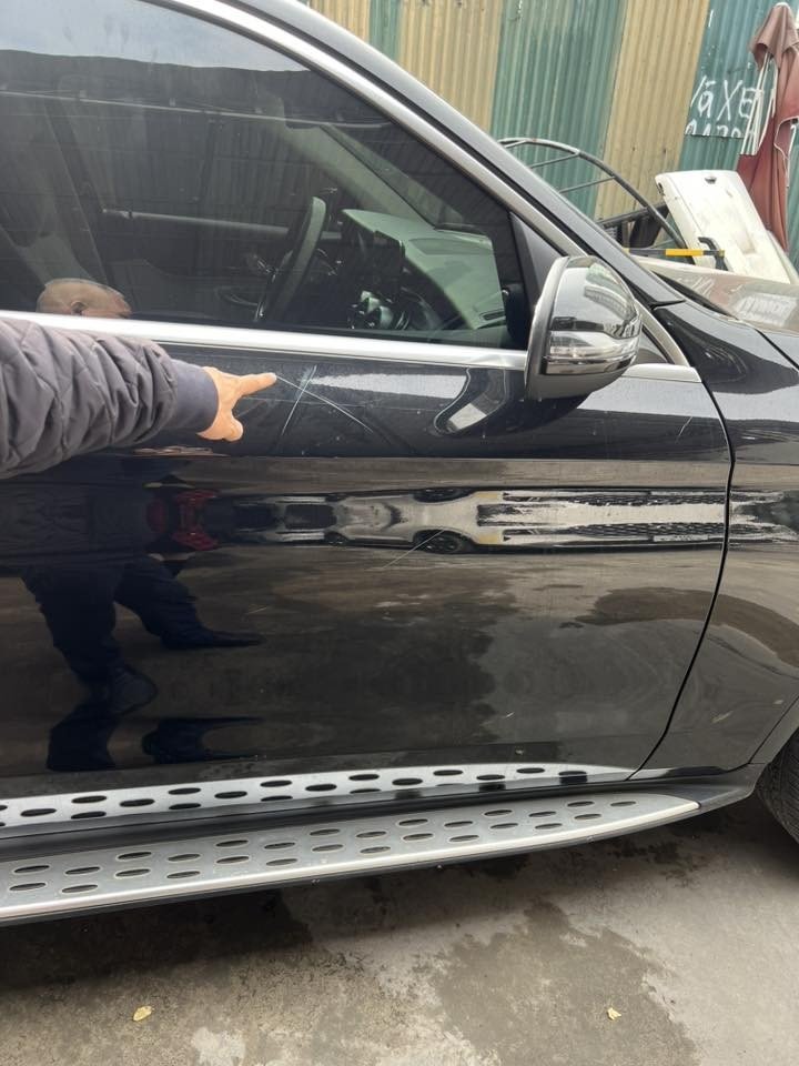 Đỗ xe bên đường bị vật nhọn cào xước, người phụ nữ phản ánh thì nhận được sự thách thức