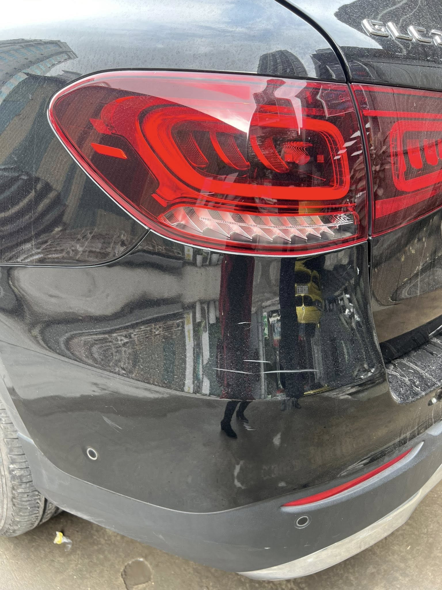 Đỗ xe bên đường bị vật nhọn cào xước, người phụ nữ phản ánh thì nhận được sự thách thức Đỗ xe bên đường bị vật nhọn cào xước, người phụ nữ phản ánh thì nhận được sự thách thức