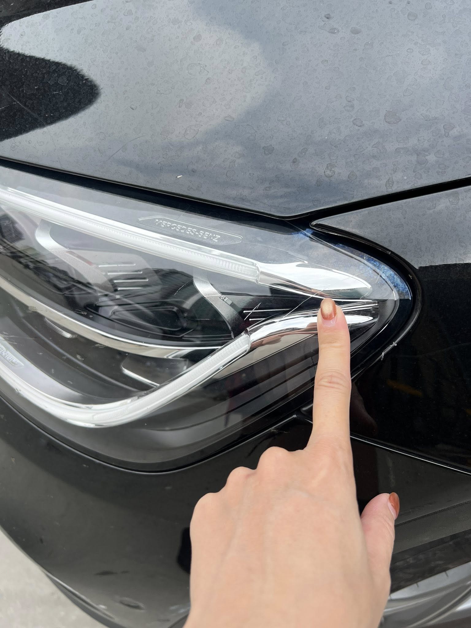 Đỗ xe bên đường bị vật nhọn cào xước, người phụ nữ phản ánh thì nhận được sự thách thức Đỗ xe bên đường bị vật nhọn cào xước, người phụ nữ phản ánh thì nhận được sự thách thức