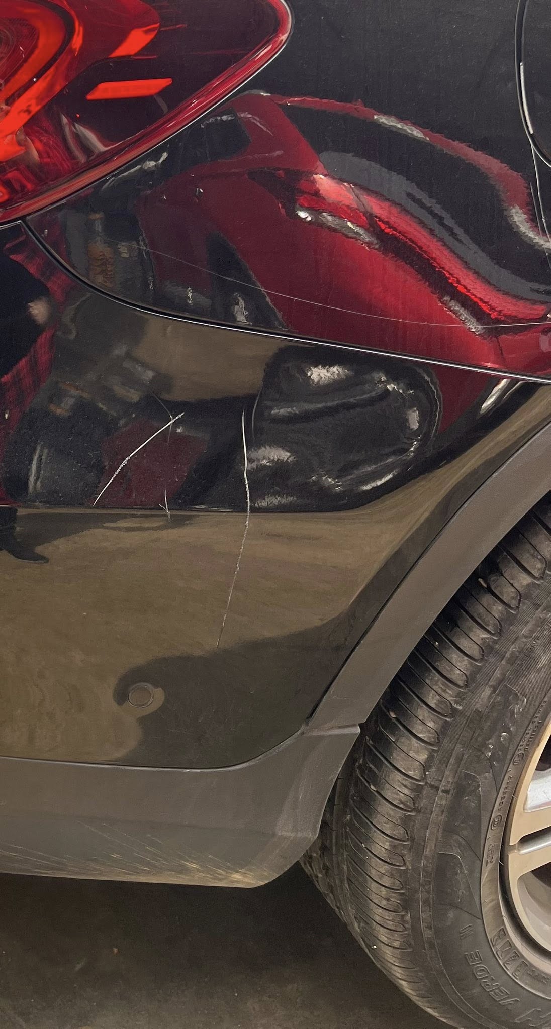 Đỗ xe bên đường bị vật nhọn cào xước, người phụ nữ phản ánh thì nhận được sự thách thức Đỗ xe bên đường bị vật nhọn cào xước, người phụ nữ phản ánh thì nhận được sự thách thức