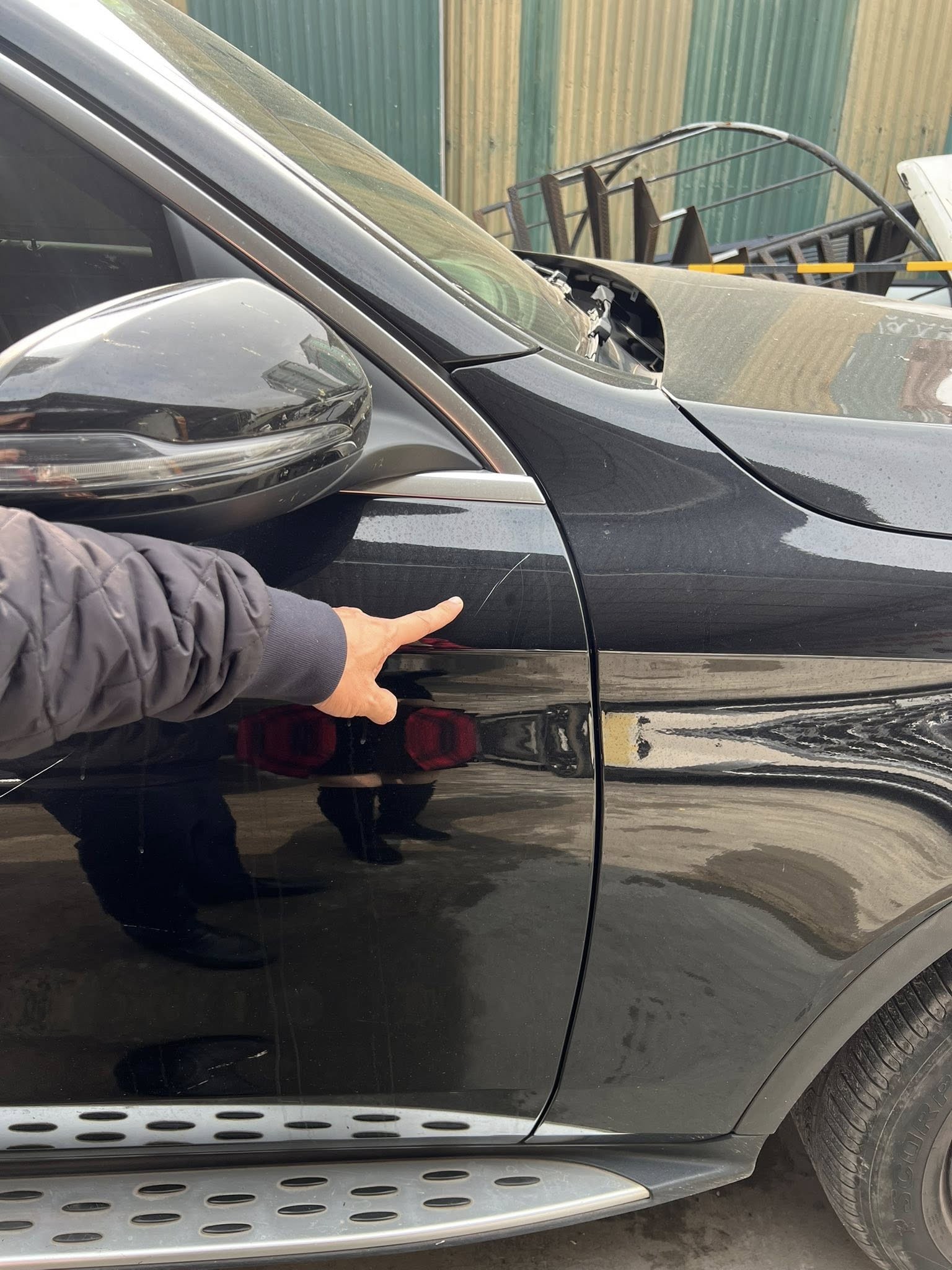 Đỗ xe bên đường bị vật nhọn cào xước, người phụ nữ phản ánh thì nhận được sự thách thức Đỗ xe bên đường bị vật nhọn cào xước, người phụ nữ phản ánh thì nhận được sự thách thức