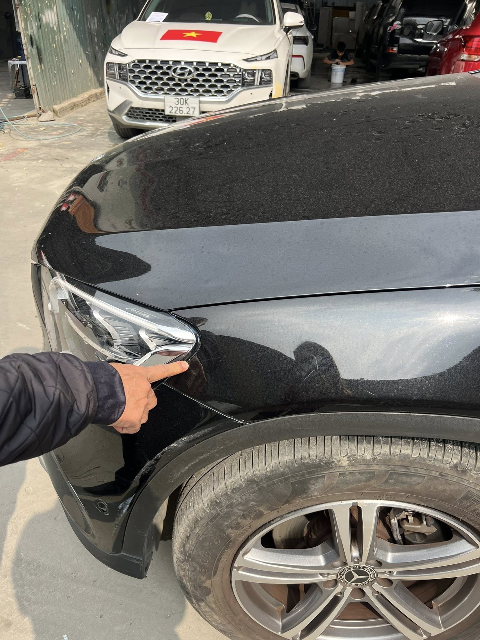 Đỗ xe bên đường bị vật nhọn cào xước, người phụ nữ phản ánh thì nhận được sự thách thức Đỗ xe bên đường bị vật nhọn cào xước, người phụ nữ phản ánh thì nhận được sự thách thức