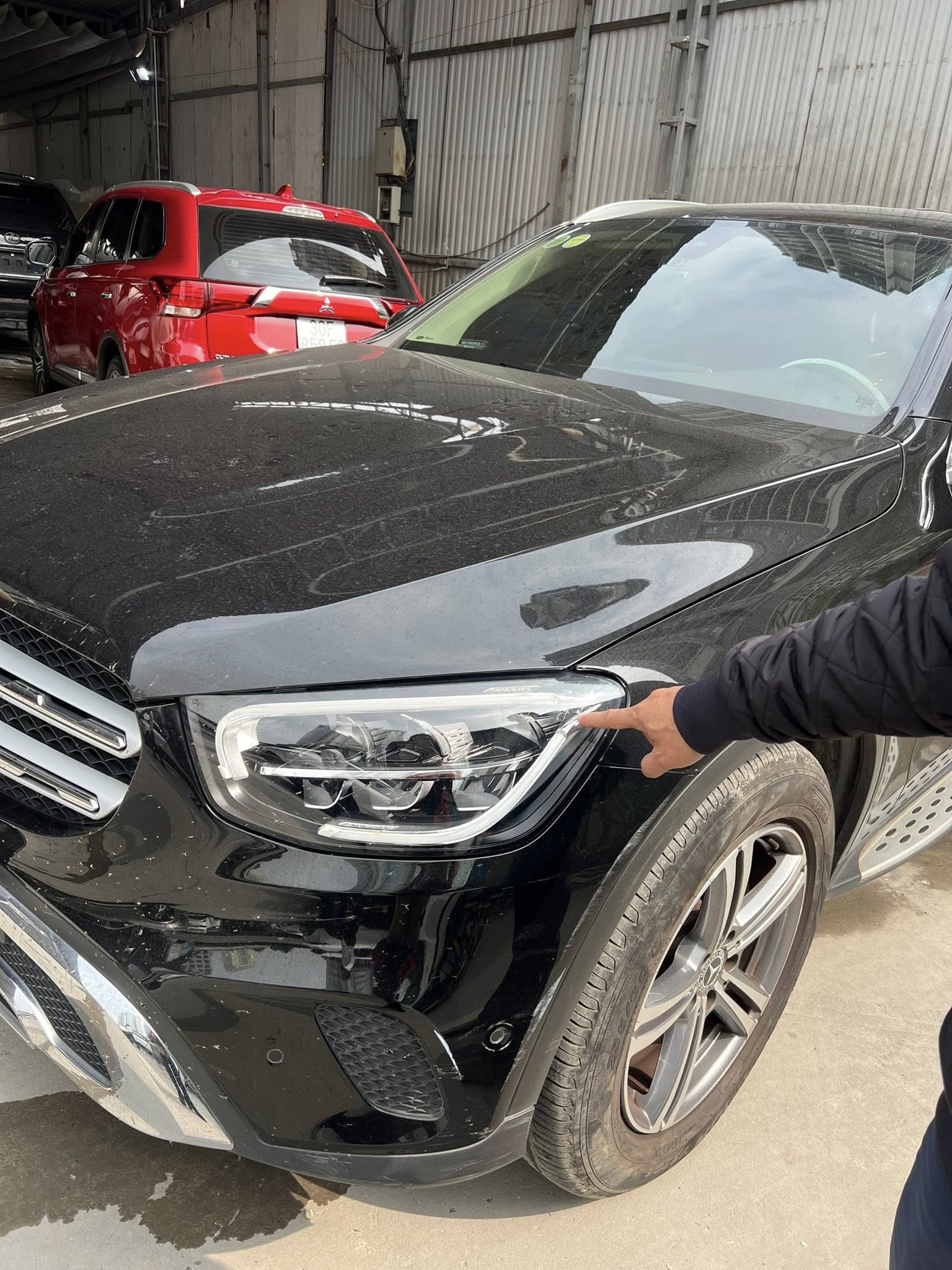 Đỗ xe bên đường bị vật nhọn cào xước, người phụ nữ phản ánh thì nhận được sự thách thức Đỗ xe bên đường bị vật nhọn cào xước, người phụ nữ phản ánh thì nhận được sự thách thức