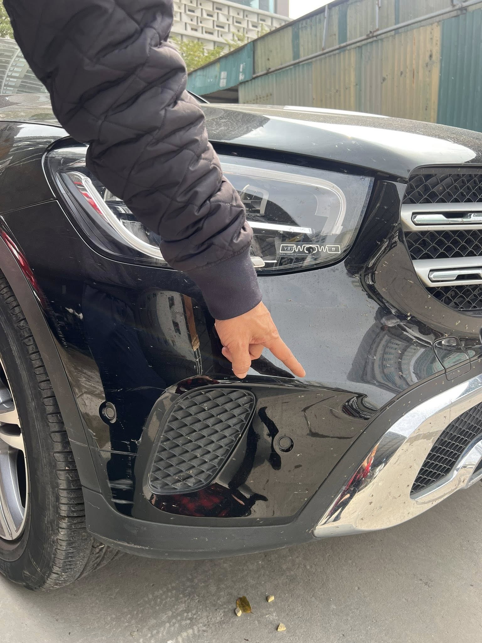 Đỗ xe bên đường bị vật nhọn cào xước, người phụ nữ phản ánh thì nhận được sự thách thức Đỗ xe bên đường bị vật nhọn cào xước, người phụ nữ phản ánh thì nhận được sự thách thức