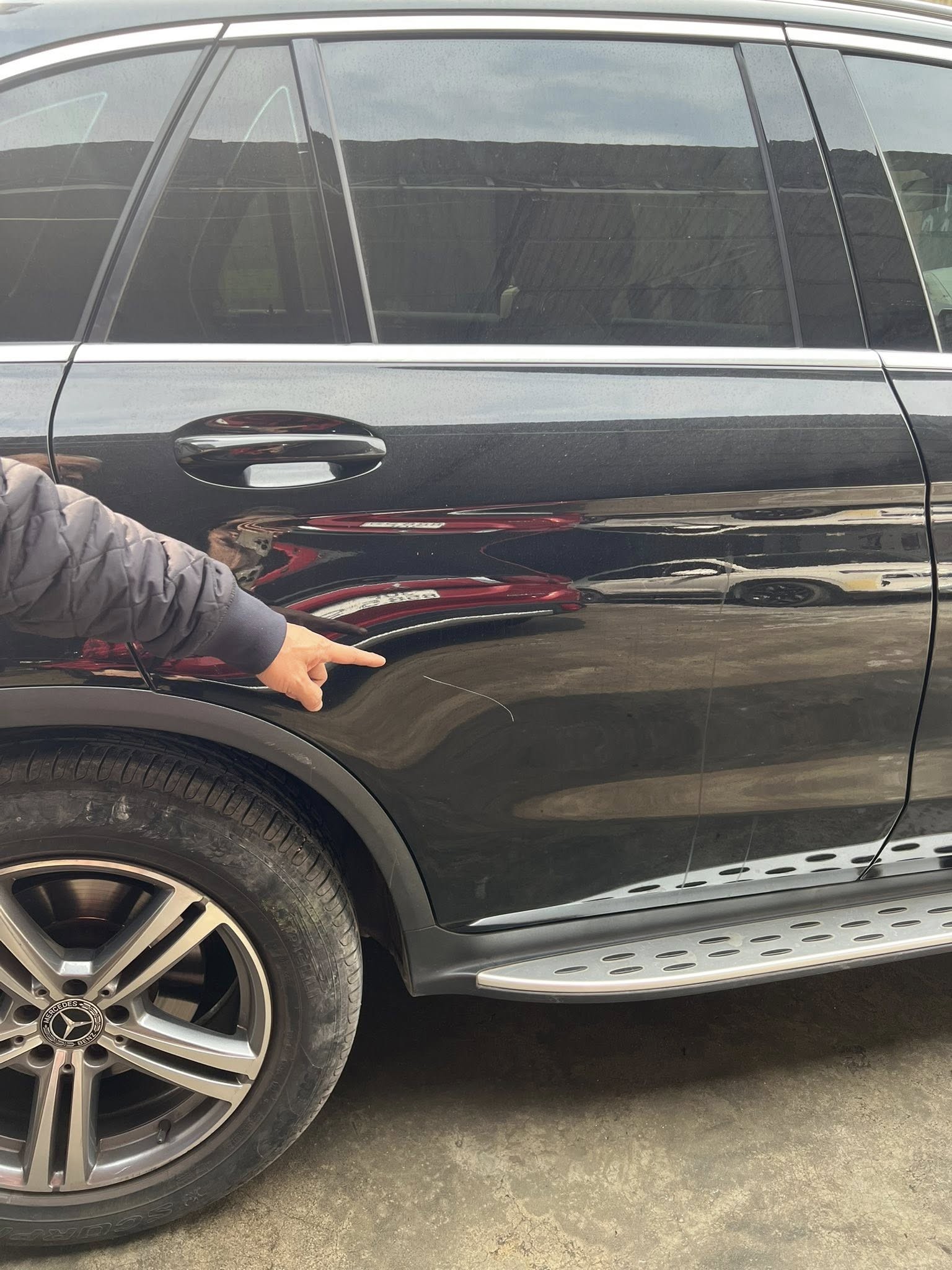 Đỗ xe bên đường bị vật nhọn cào xước, người phụ nữ phản ánh thì nhận được sự thách thức Đỗ xe bên đường bị vật nhọn cào xước, người phụ nữ phản ánh thì nhận được sự thách thức