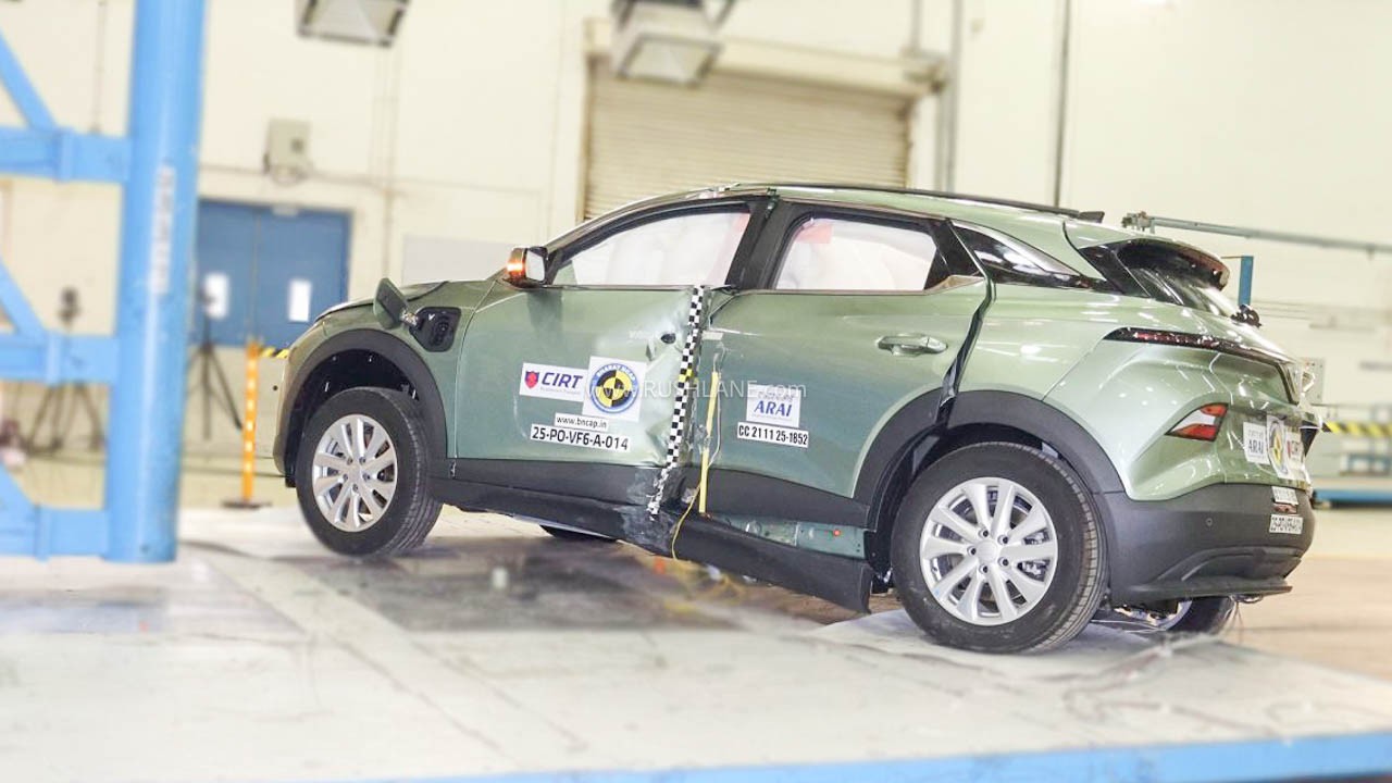 Clip VF 6 và VF 7 bị đâm nát xe, túi khí bung hết nhưng lại được khen ngợi