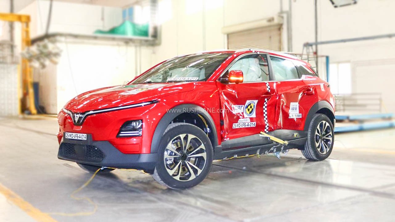 Clip VF 6 và VF 7 bị đâm nát xe, túi khí bung hết nhưng lại được khen ngợi