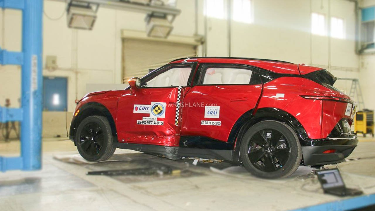 Clip VF 6 và VF 7 bị đâm nát xe, túi khí bung hết nhưng lại được khen ngợi