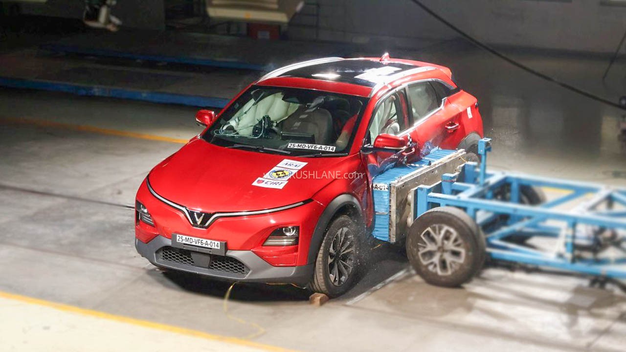 Clip VF 6 và VF 7 bị đâm nát xe, túi khí bung hết nhưng lại được khen ngợi