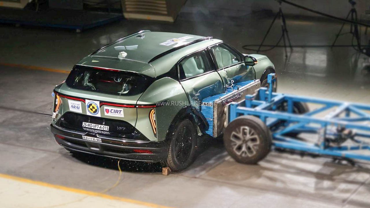 Clip VF 6 và VF 7 bị đâm nát xe, túi khí bung hết nhưng lại được khen ngợi