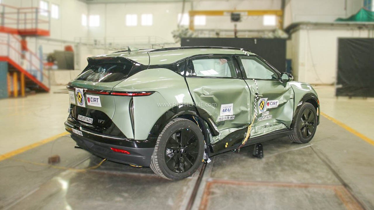 Clip VF 6 và VF 7 bị đâm nát xe, túi khí bung hết nhưng lại được khen ngợi