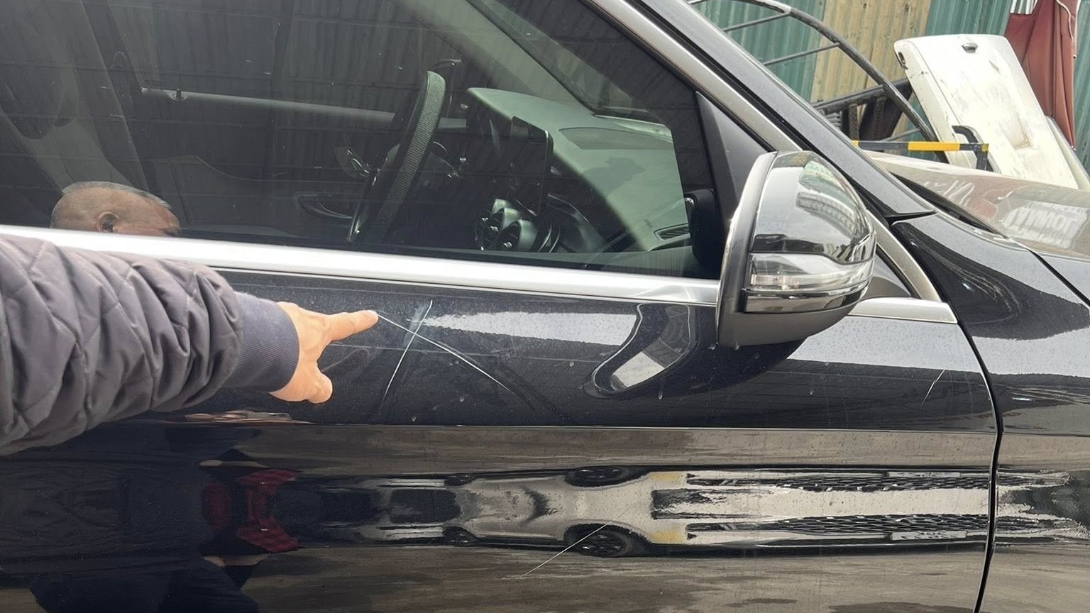 Công an vào cuộc vụ Mercedes GLC200 bị phá hoại khi đỗ trước trung tâm tiếng Anh