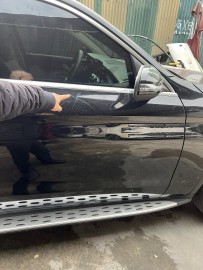 Công an vào cuộc vụ Mercedes GLC200 bị phá hoại khi đỗ trước trung tâm tiếng Anh