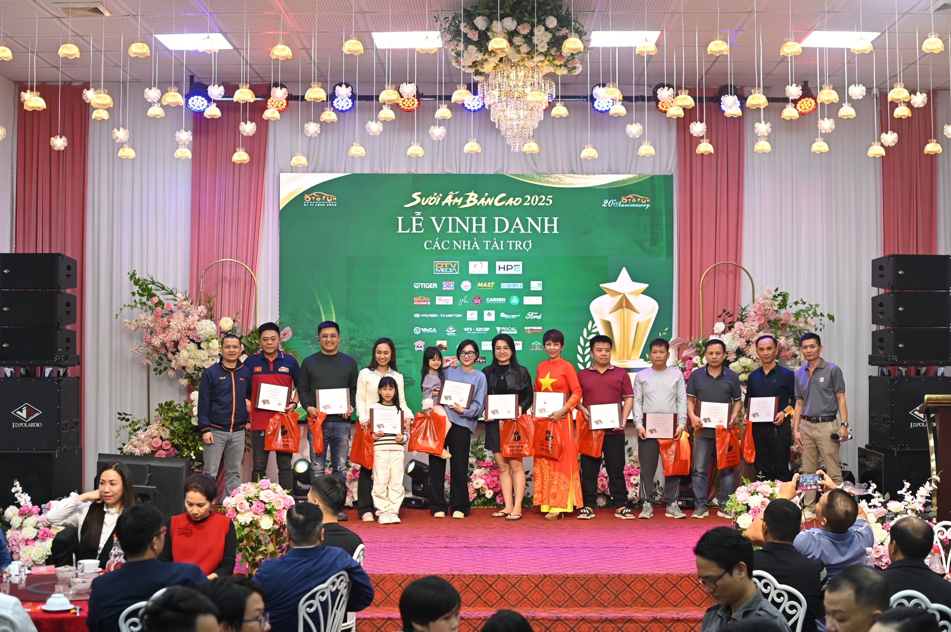 “Sưởi ấm Bản cao 2025”: Lan tỏa hơi ấm tới học sinh vùng cao Bó Sinh, Sơn La