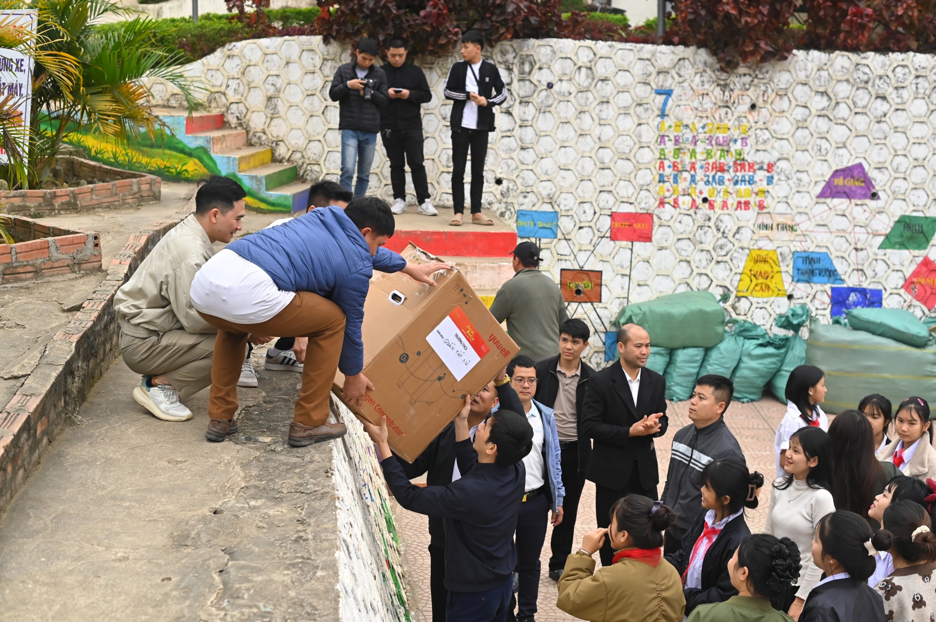 “Sưởi ấm Bản cao 2025”: Lan tỏa hơi ấm tới học sinh vùng cao Bó Sinh, Sơn La