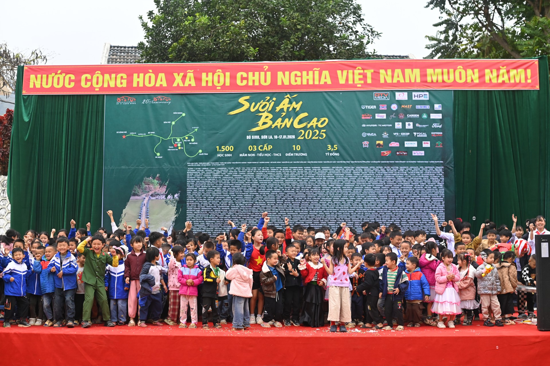 “Sưởi ấm Bản cao 2025”: Lan tỏa hơi ấm tới học sinh vùng cao Bó Sinh, Sơn La