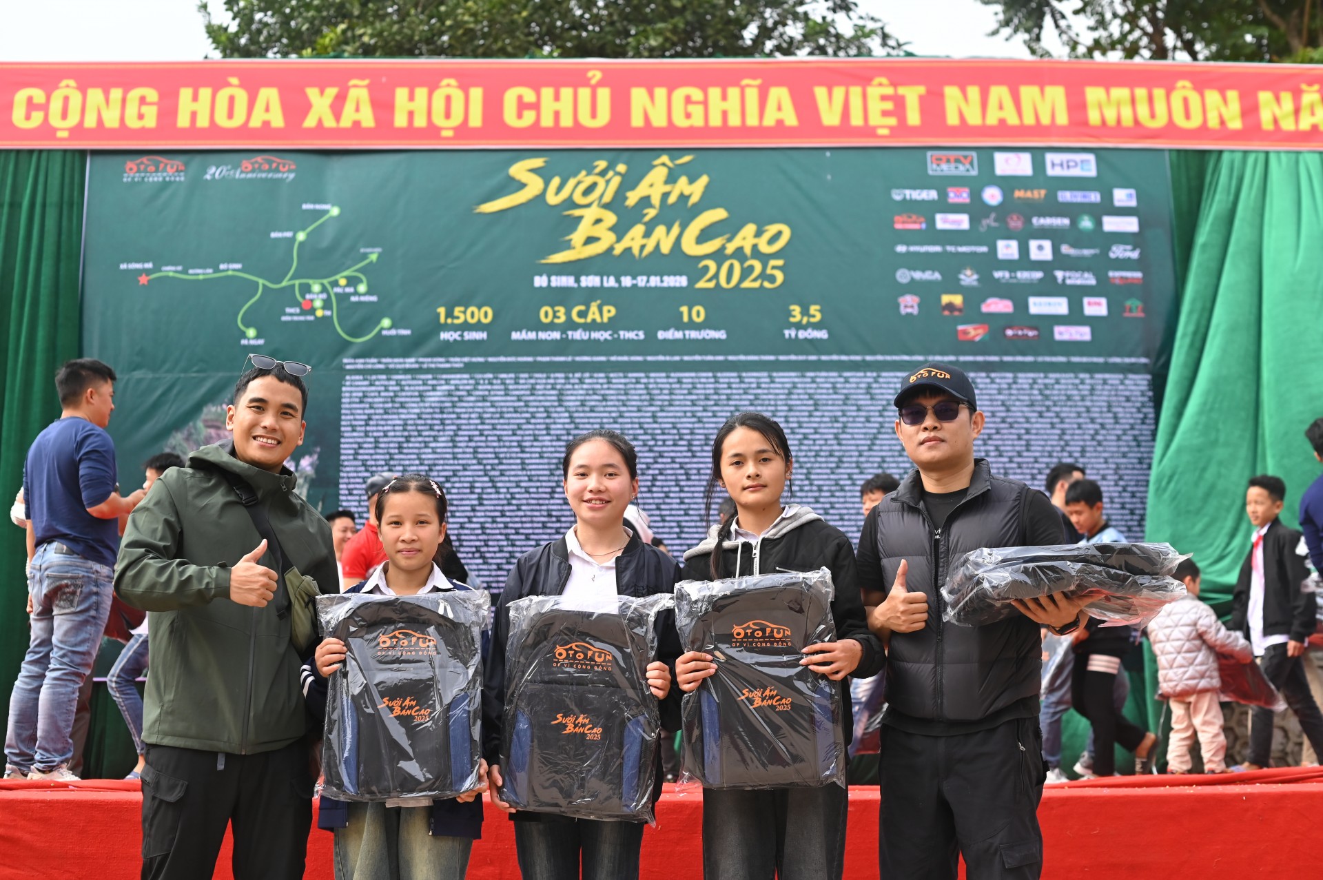 “Sưởi ấm Bản cao 2025”: Lan tỏa hơi ấm tới học sinh vùng cao Bó Sinh, Sơn La