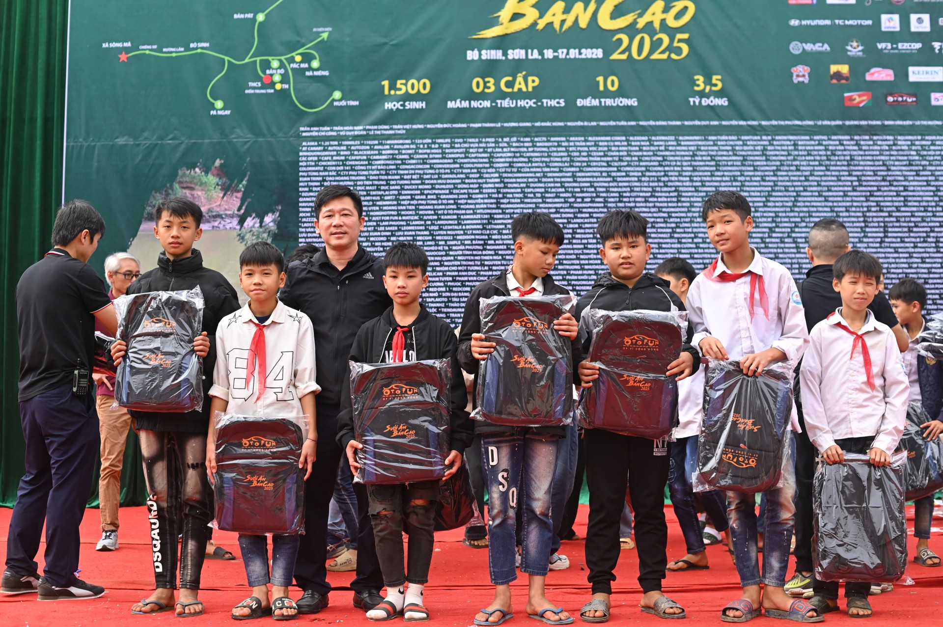 “Sưởi ấm Bản cao 2025”: Lan tỏa hơi ấm tới học sinh vùng cao Bó Sinh, Sơn La