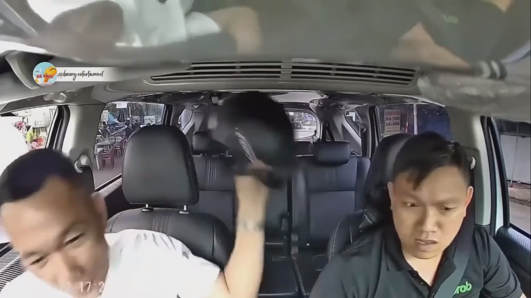 Bị nhắc nhở hút thuốc, người đàn ông dùng mũ bảo hiểm phá hoại tài sản trên xe ô tô