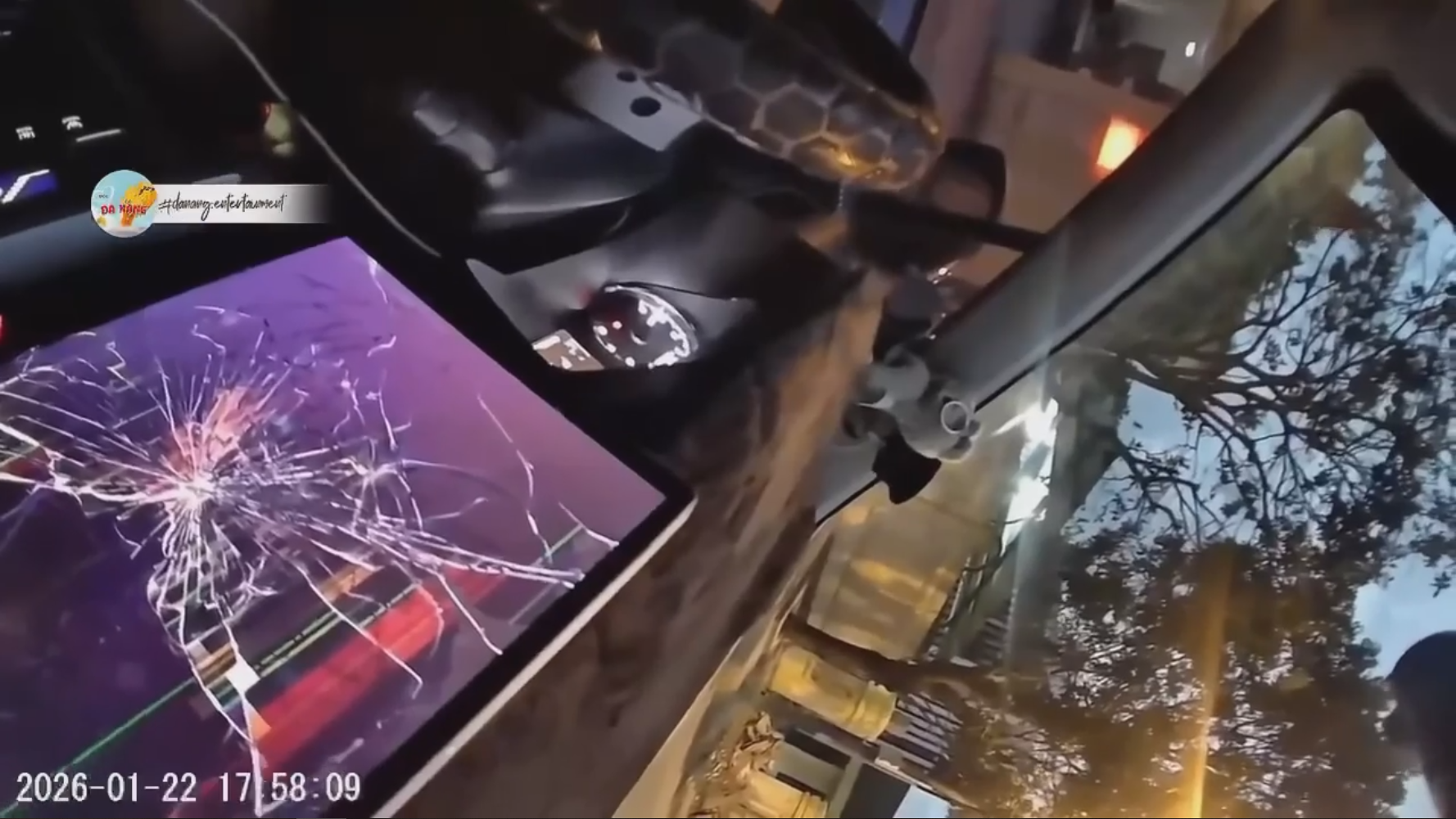 Bị nhắc nhở hút thuốc, người đàn ông dùng mũ bảo hiểm phá hoại tài sản trên xe ô tô Bị nhắc nhở hút thuốc, người đàn ông dùng mũ bảo hiểm phá hoại tài sản trên xe ô tô