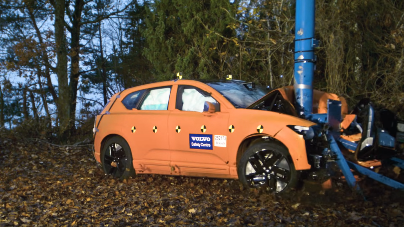 Hình ảnh Volvo EX60 thử nghiệm va chạm với cột dựng đứng, mô phỏng tình huống đâm vào cây