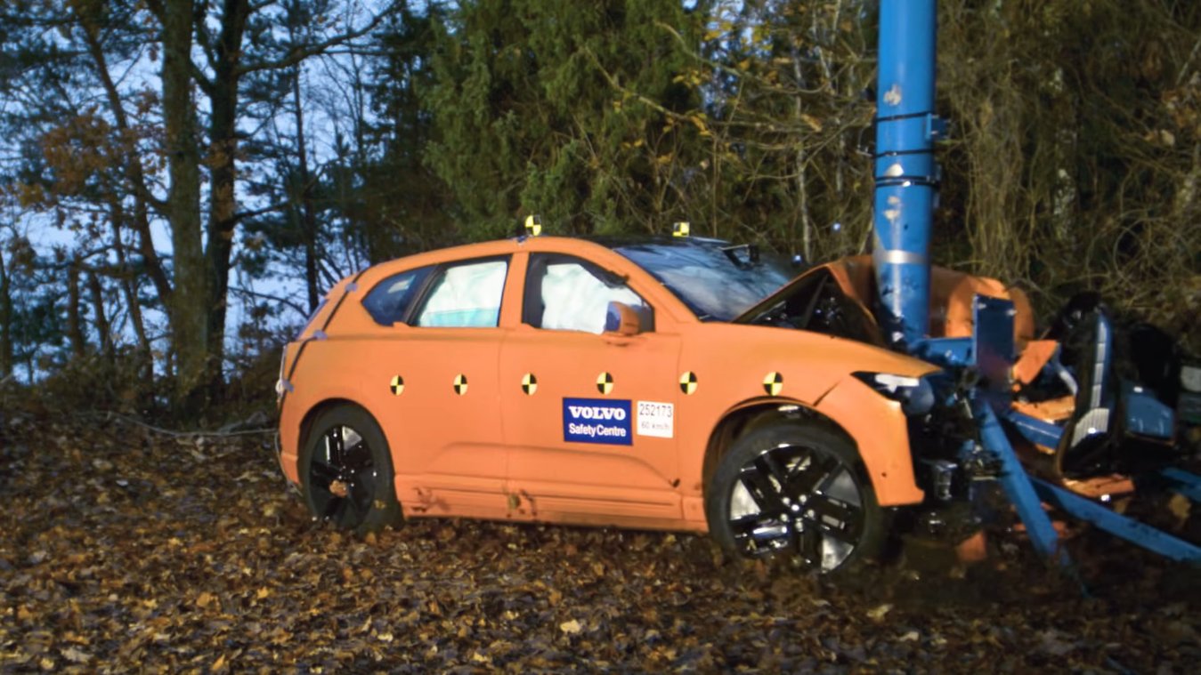 Xe điện Volvo EX60 mới an toàn đến mức đâm thẳng vào cột đứng người ngồi vẫn không sao