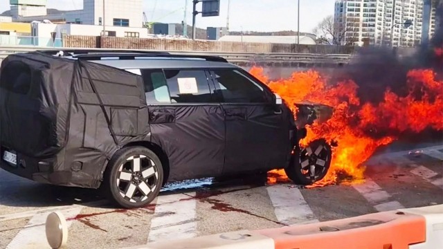 Nguyên mẫu Hyundai Santa Fe 2027 bất ngờ bị cháy khi chạy thử nghiệm ngoài phố