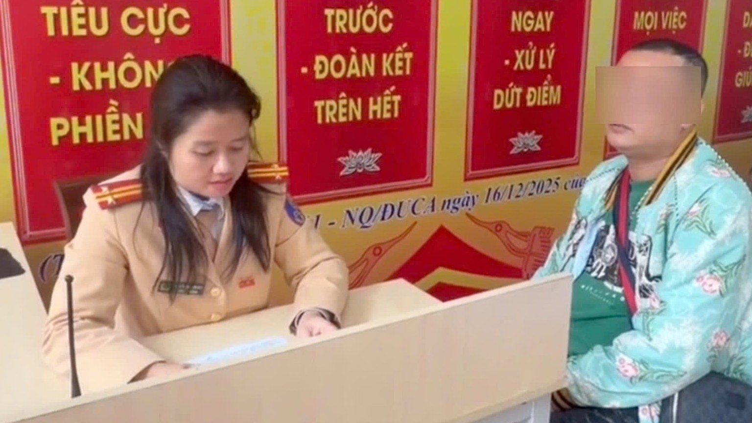 Tài xế điều khiển ô tô con có biển số bị bùn đất che lấp bị phạt 23 triệu và trừ 6 điểm GPLX