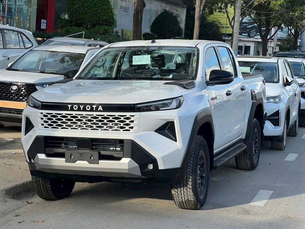 Hình ảnh Toyota Hilux mới, xuất hiện ở đại lý trước thềm ra mắt