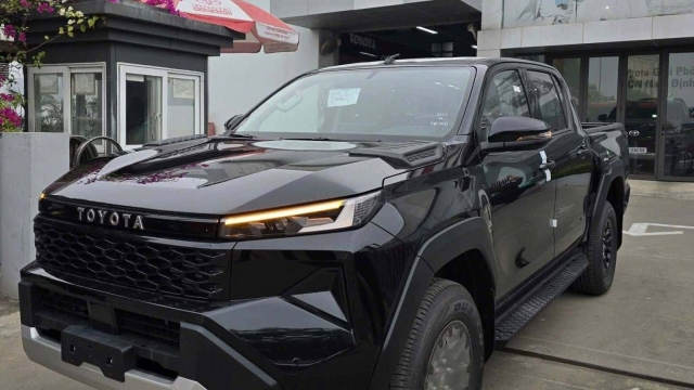 Hình ảnh Toyota Hilux mới, xuất hiện ở đại lý trước thềm ra mắt