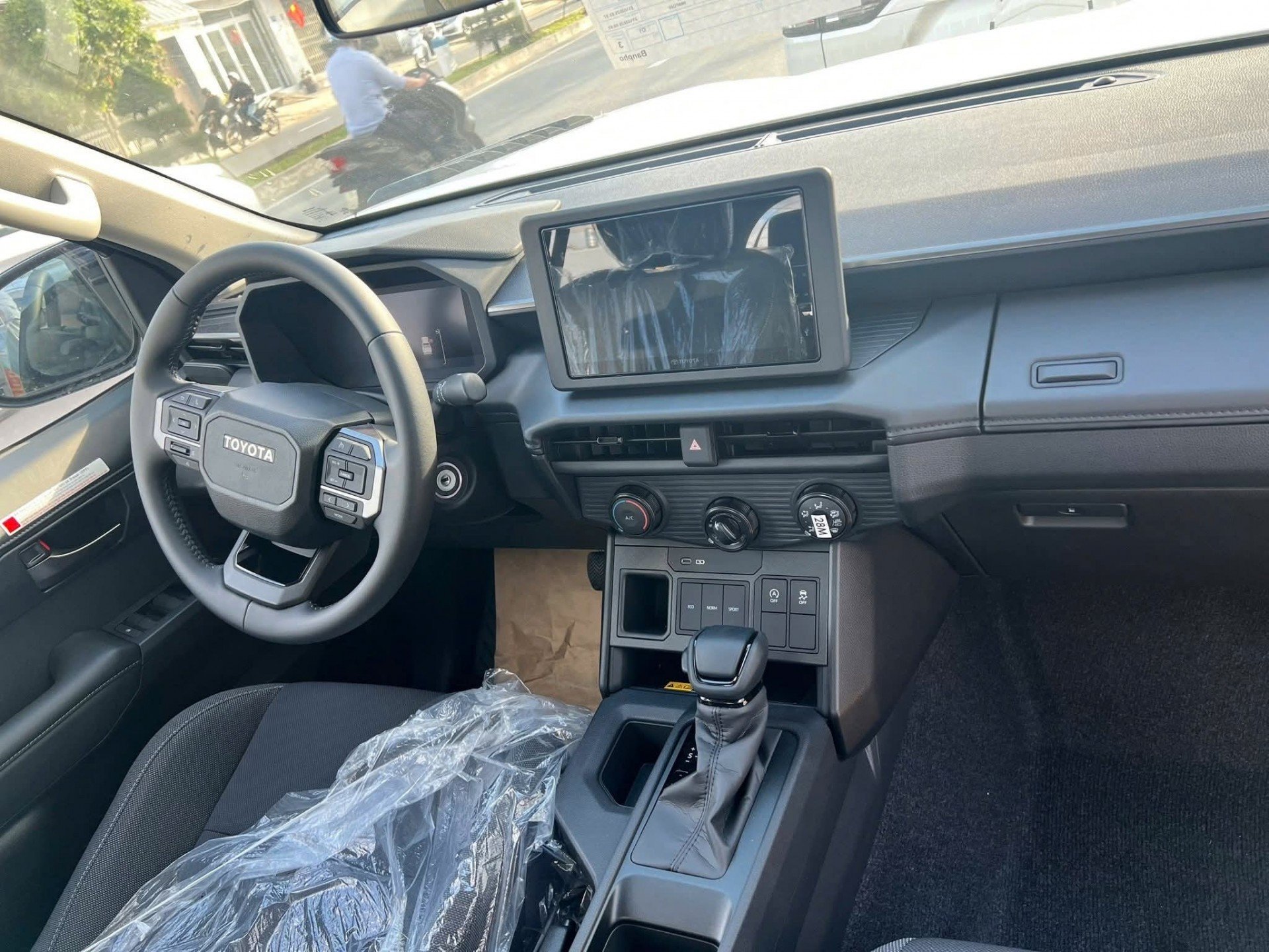 Hình ảnh Toyota Hilux mới, xuất hiện ở đại lý trước thềm ra mắt Hình ảnh Toyota Hilux mới, xuất hiện ở đại lý trước thềm ra mắt