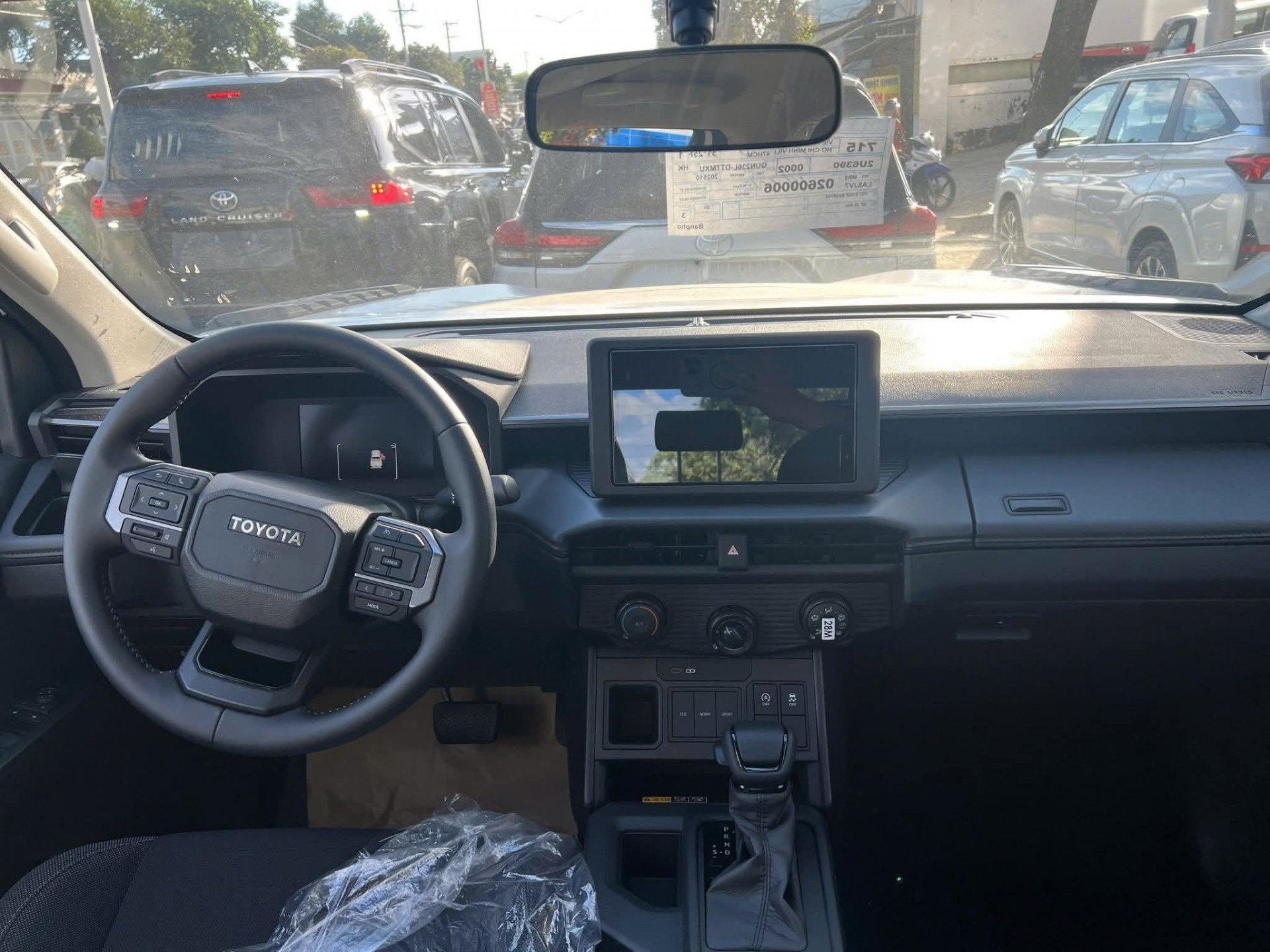 Hình ảnh Toyota Hilux mới, xuất hiện ở đại lý trước thềm ra mắt Hình ảnh Toyota Hilux mới, xuất hiện ở đại lý trước thềm ra mắt