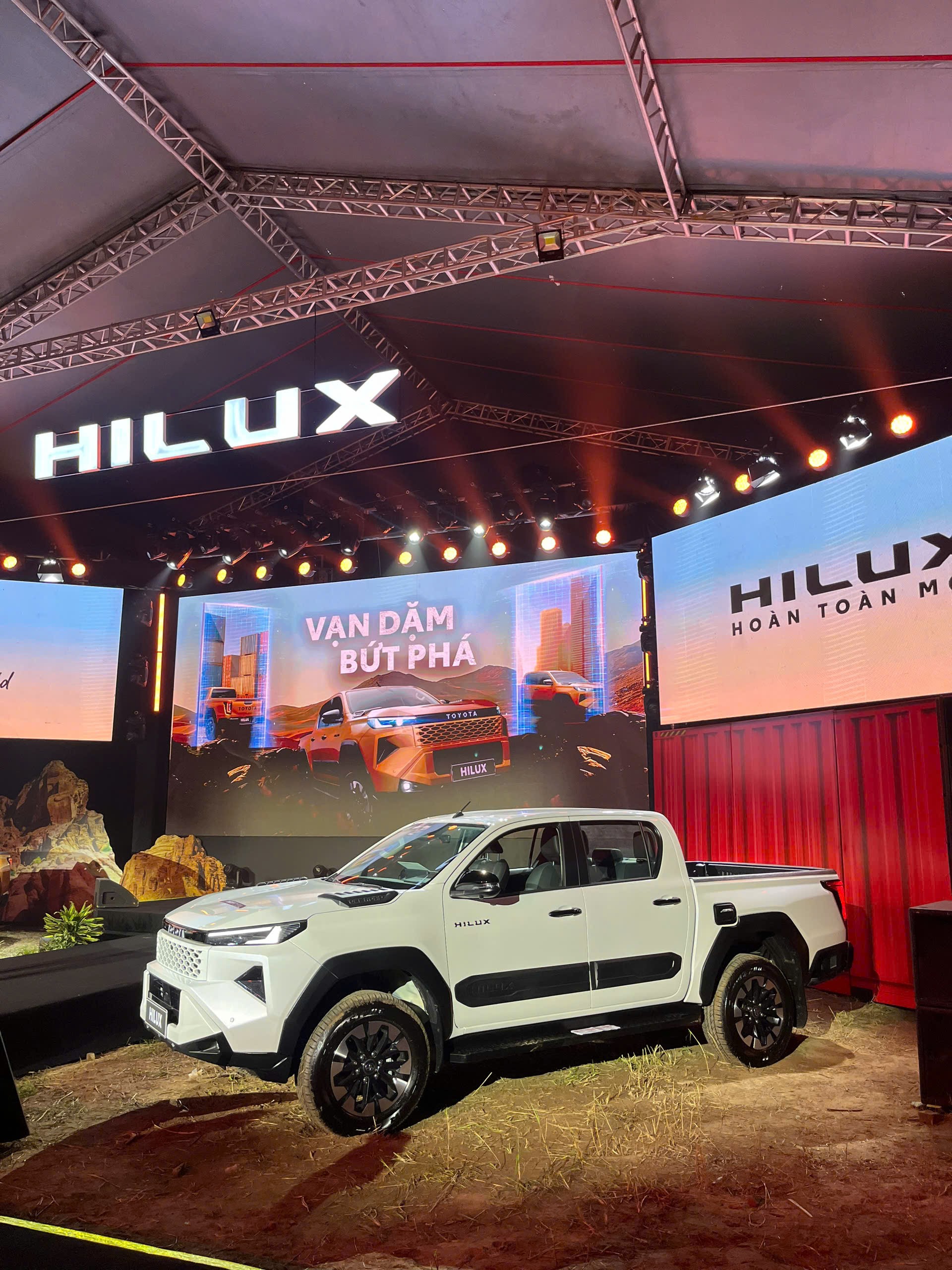 Toyota Hilux 2026 ra mắt