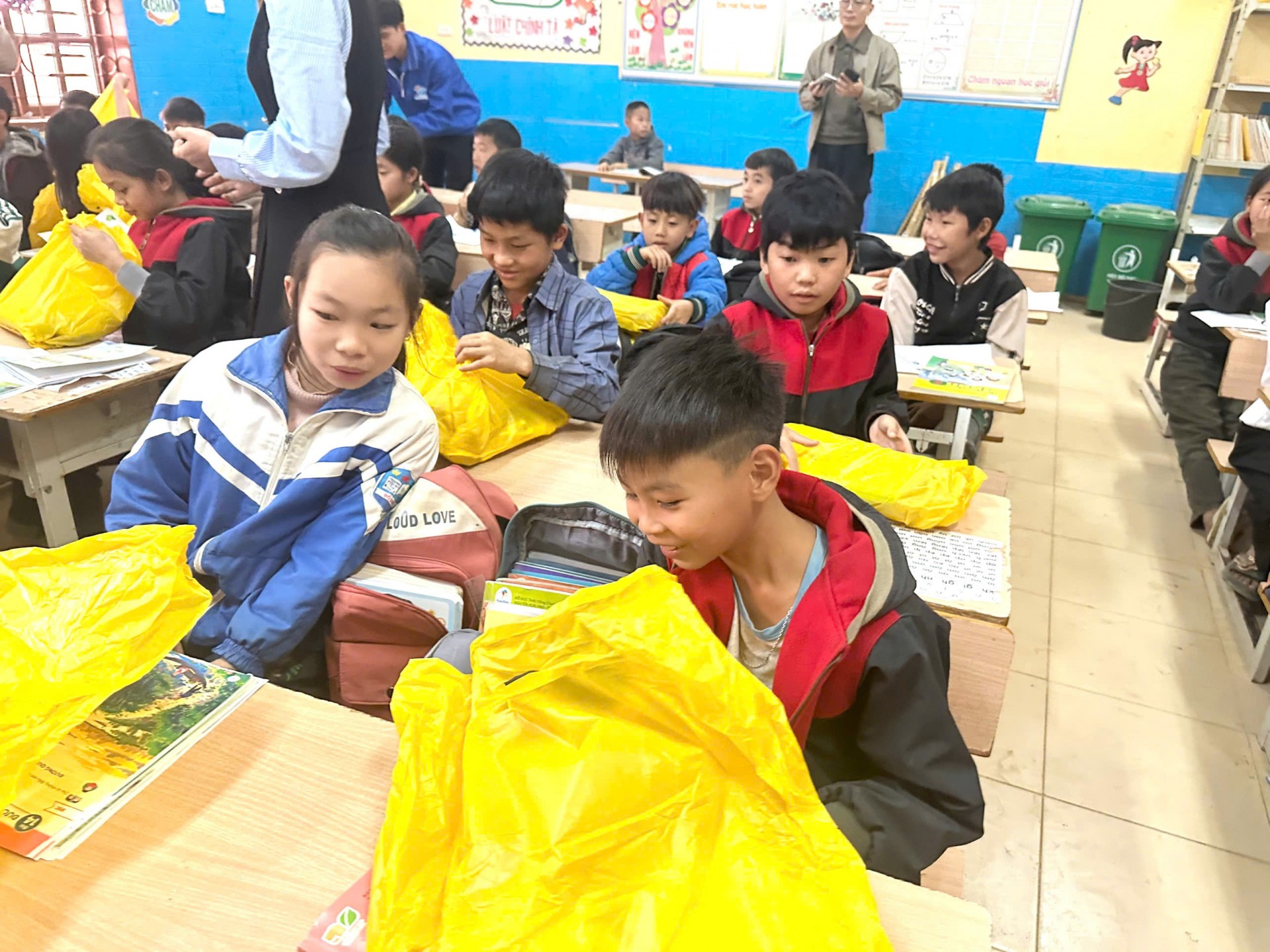 “Sưởi ấm bản cao 2025”: Lan tỏa hơi ấm tới học sinh vùng cao Bó Sinh, Sơn La