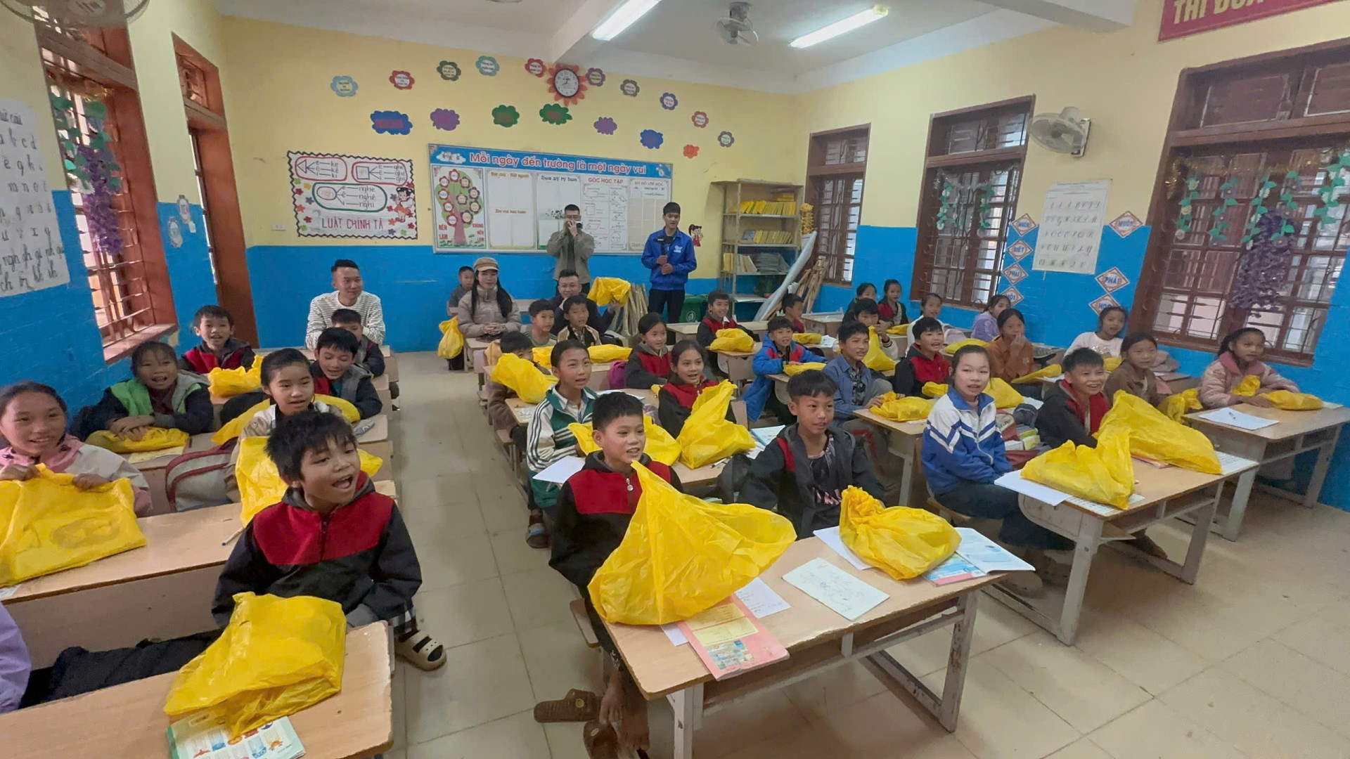 Ford đồng hành cùng “Sưởi ấm bản cao 2025” trên hành trình mang hơi ấm tới Bó Sinh