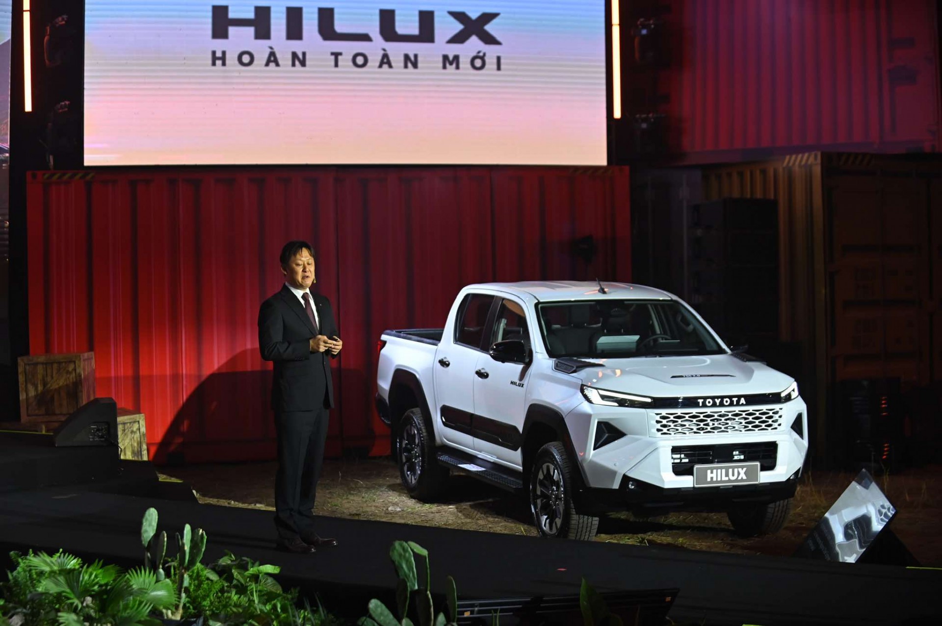 Toyota Hilux 2026 ra mắt, bản Hilux Trailhunter 2.8 4x4 AT giá 903 triệu