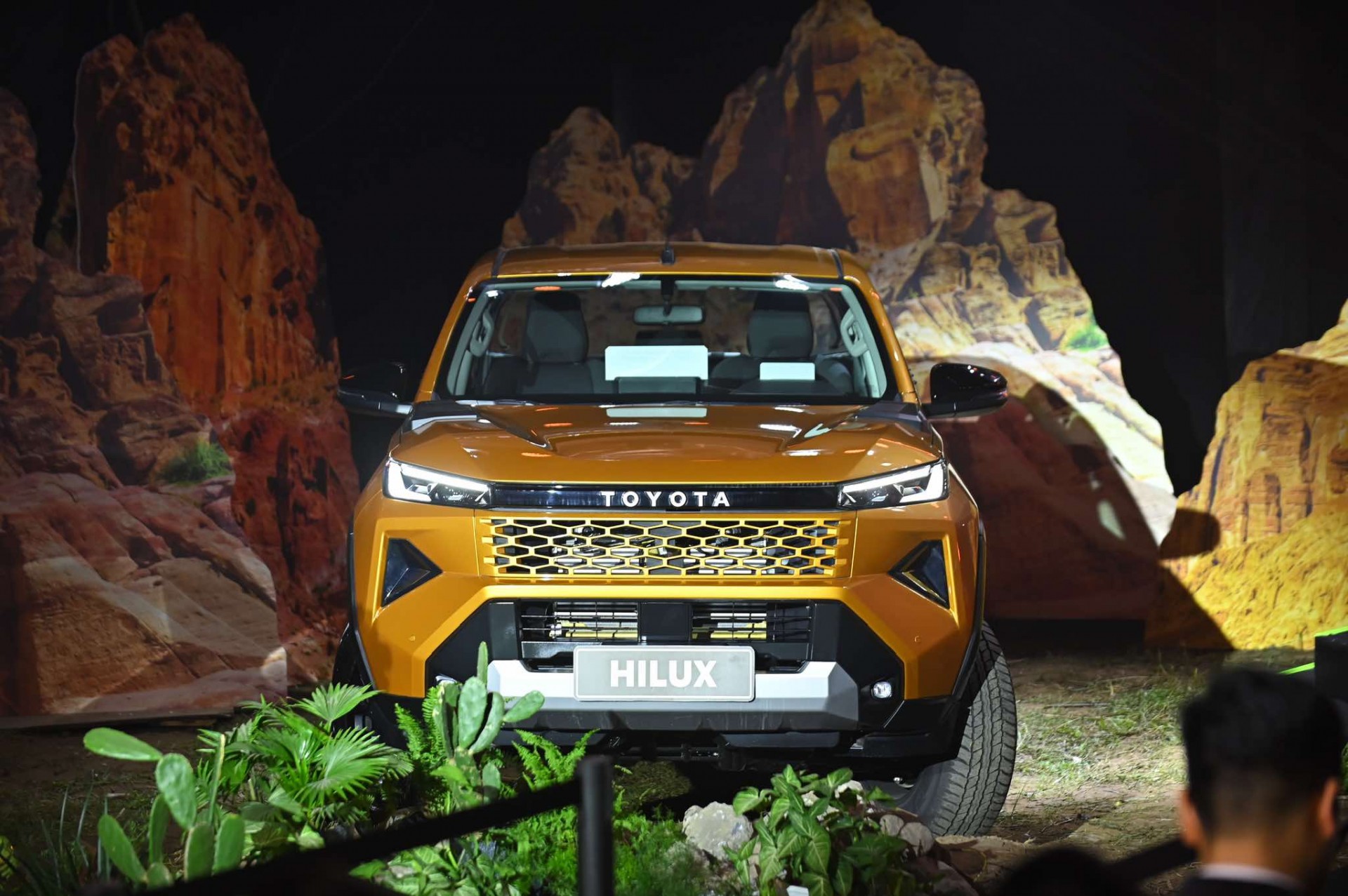 Toyota Hilux 2026 ra mắt, bản Hilux Trailhunter 2.8 4x4 AT giá 903 triệu