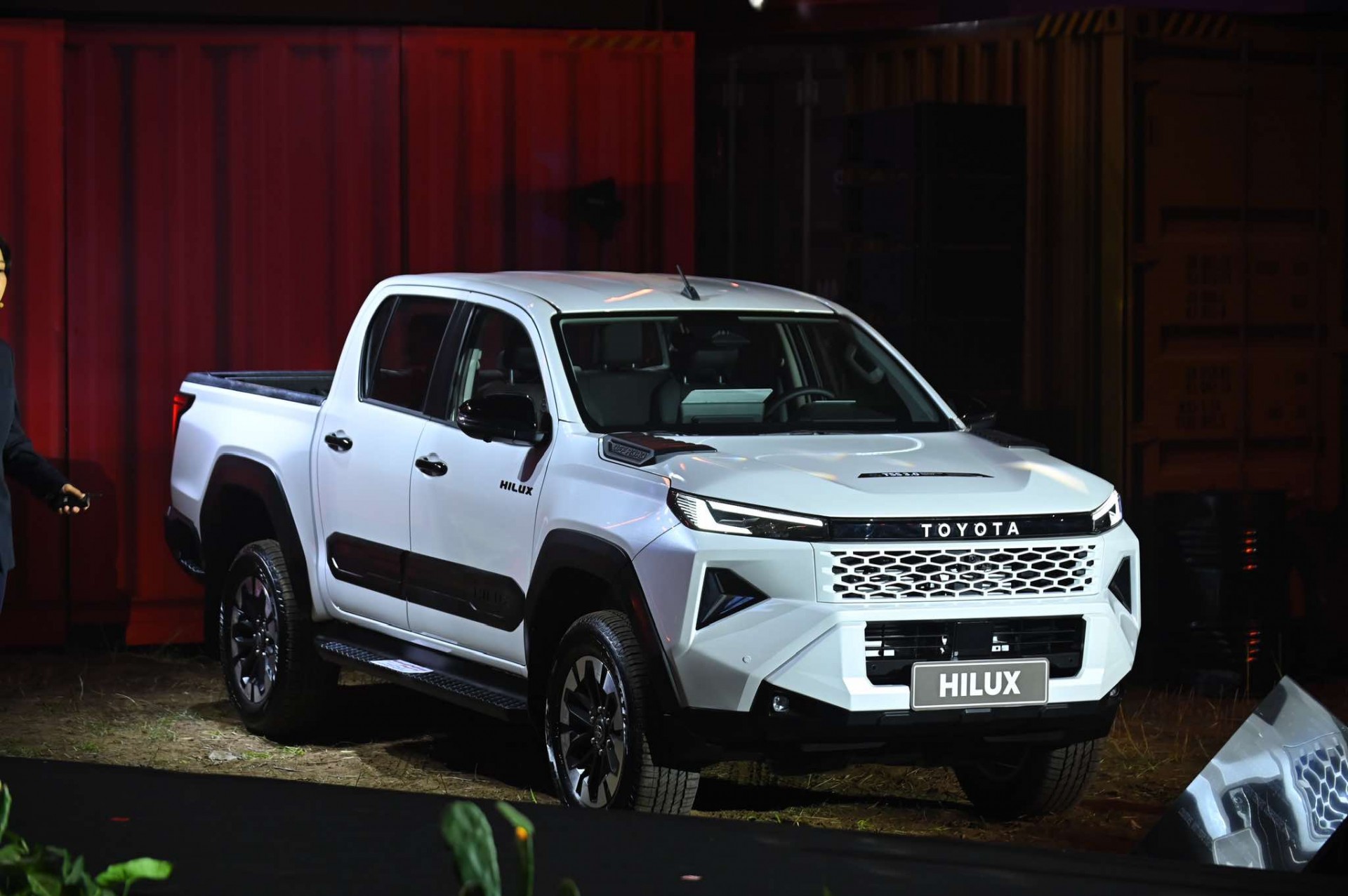 Toyota Hilux 2026 ra mắt, bản Hilux Trailhunter 2.8 4x4 AT giá 903 triệu