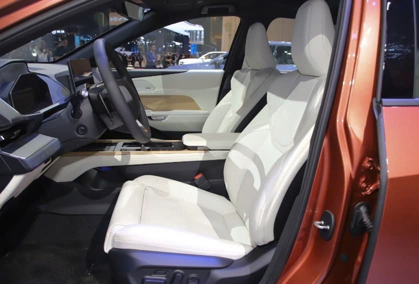 Lexus ES 2026 bắt đầu nhận đặt cọc xe tại Việt Nam