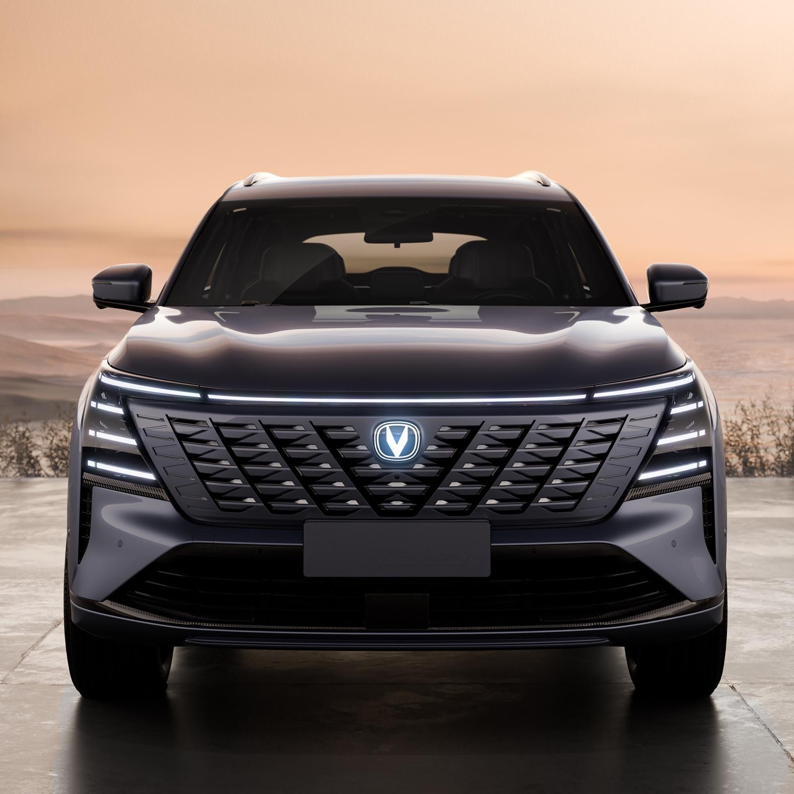 SUV CS75 Plus của Trung Quốc lập kỷ lục Guinness với cú nhảy xa hơn 20m trên băng