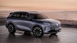 SUV CS75 Plus của Trung Quốc lập kỷ lục Guinness với cú nhảy xa hơn 20m trên băng