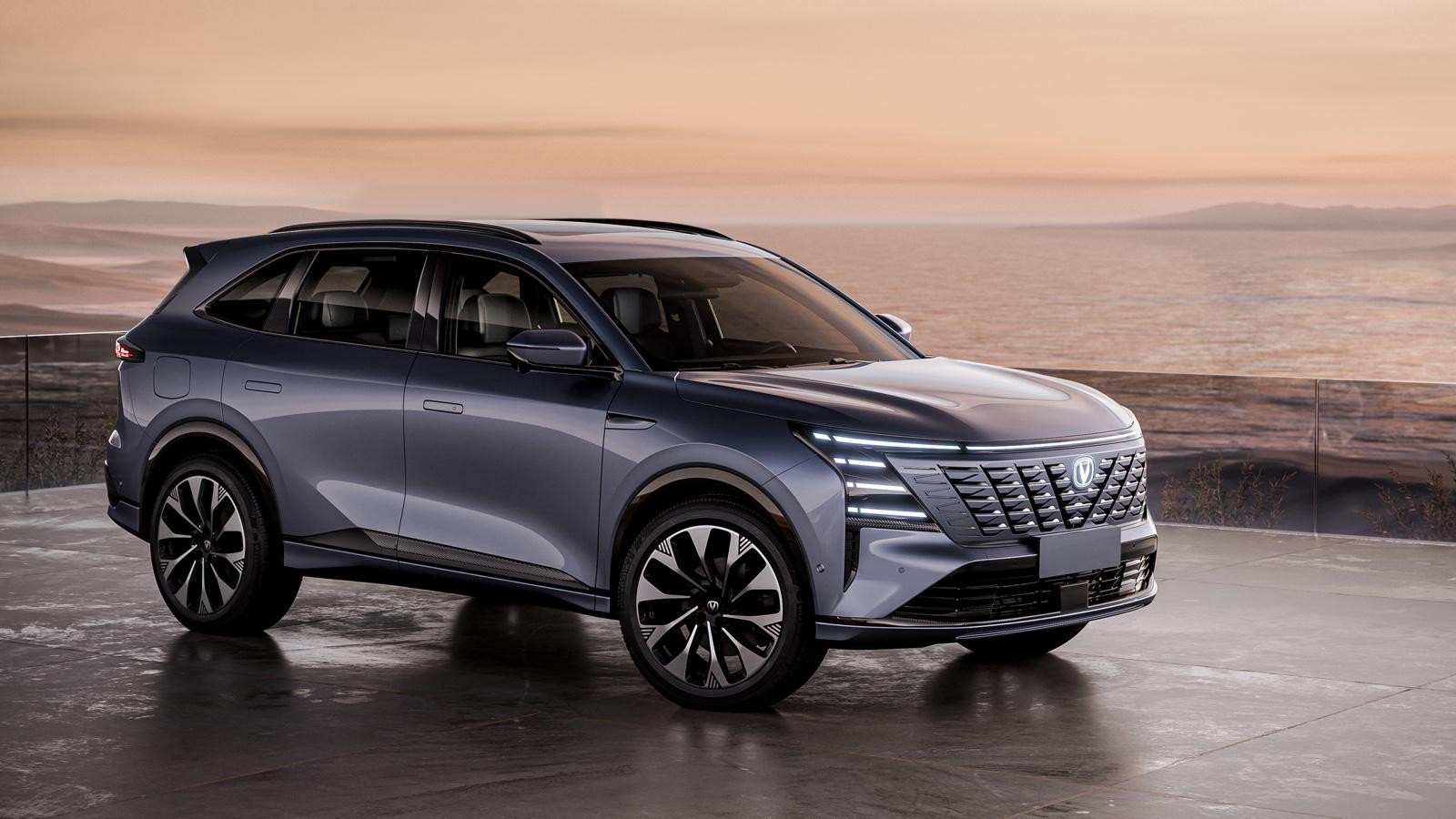 SUV CS75 Plus của Trung Quốc lập kỷ lục Guinness với cú nhảy xa hơn 20m trên băng