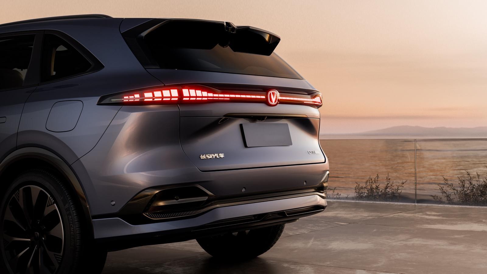 SUV CS75 Plus của Trung Quốc lập kỷ lục Guinness với cú nhảy xa hơn 20m trên băng SUV CS75 Plus của Trung Quốc lập kỷ lục Guinness với cú nhảy xa hơn 20m trên băng