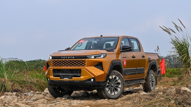 Toyota Hilux bán vượt Ford Ranger tháng 2/2026