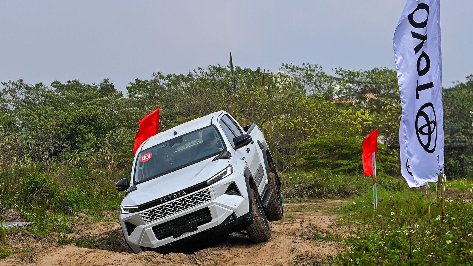 Toyota Hilux có lần thứ hai bán vượt Vios