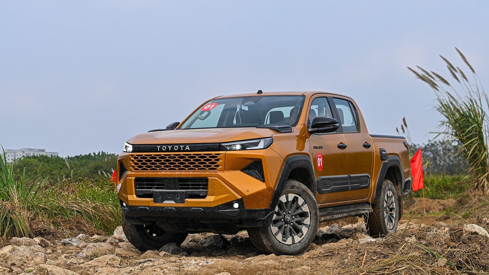 Toyota Hilux bán vượt Ford Ranger tháng 2/2026