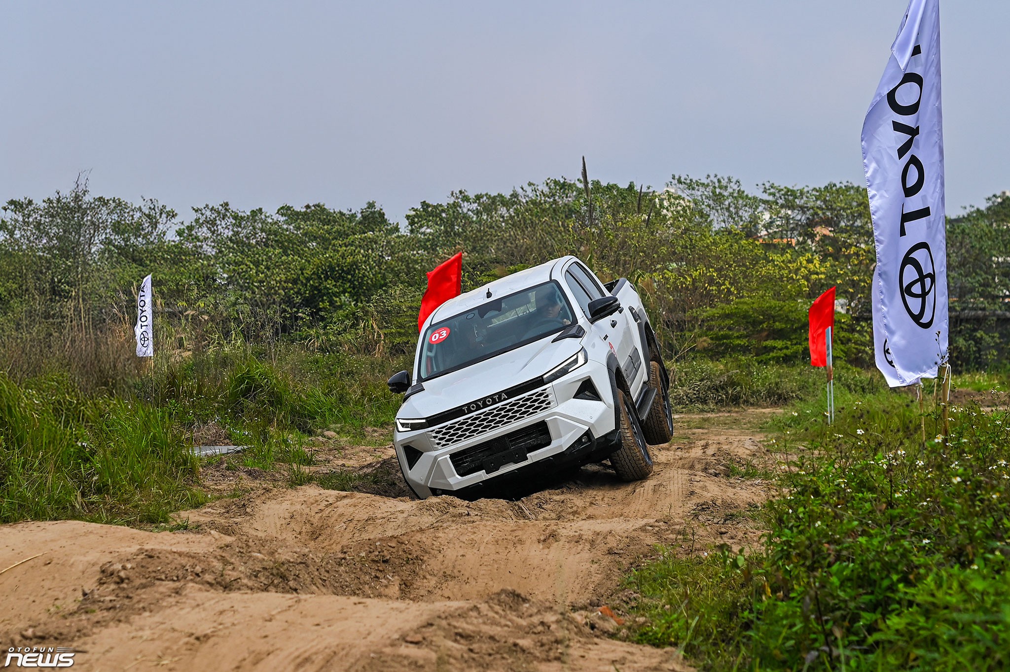 Toyota Hilux có lần thứ hai bán vượt Vios